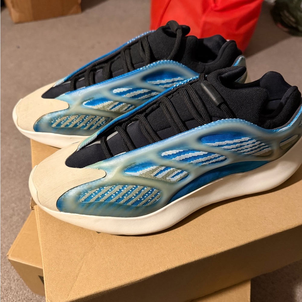 Adidas Yeezy 700 V3 Sneakers